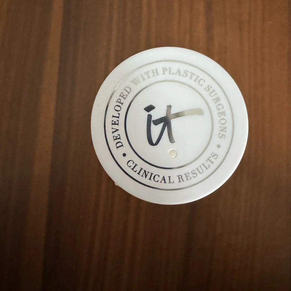 It Cosmetics Heavenly CC+ skin perfecting Brush (No. 702) New.